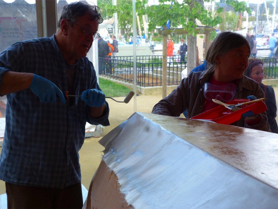 Nous aurions pu utiliser la "squeegee" pour étaler et faire pénétrer la résine dans le tissu, mais le rouleau est un peu plus propre (moins de coulures). 