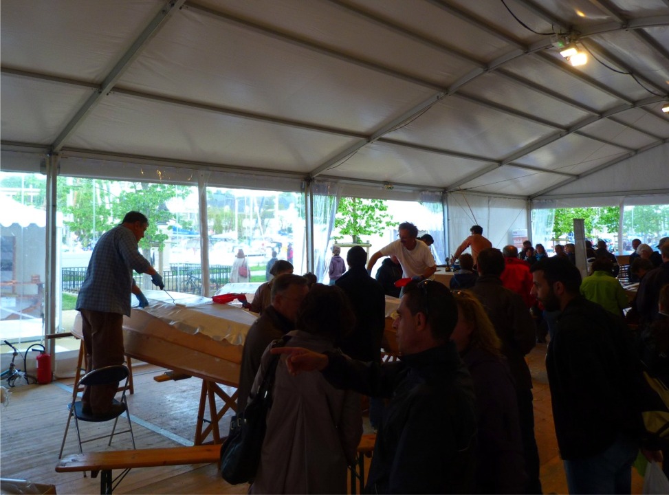 Christian et Robert sont montés sur des chaises pour travailler plus facilement, et on se demande s'ils ne sont pas plutôt en train de harranguer la foule sur les bienfaits de la construction de son propre bateau (mais non, Pluto, c'est le chien de Mickey !) 