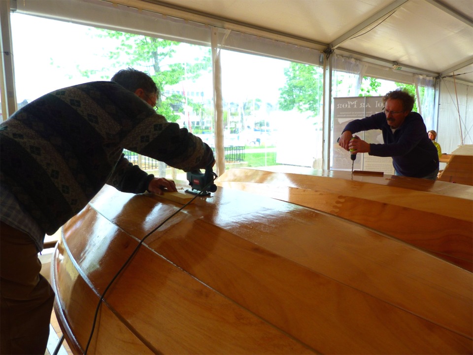 Le "vrai" travail commence un peu tard ce matin midi, car nous avons passé ce matin en arrivant une seconde couche d'époxy "claire" sur toute la surface extérieure, et malgré le chauffage que nous avons mis à fond sous les coques pendant toute la matinée, l'époxy est encore collante lorsque nous démarrons l'après-midi en ouvrant le puits de dérive dans la sole. 