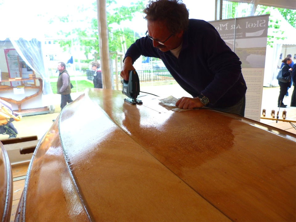 Après avoir fait un trou à chaque extrémité de l'ouverture, Robert relie les trous de deux traits de scie sauteuse. Nous avons savonné la semelle de la scie afin de favoriser son glissement sur l'époxy encore poisseuse. 