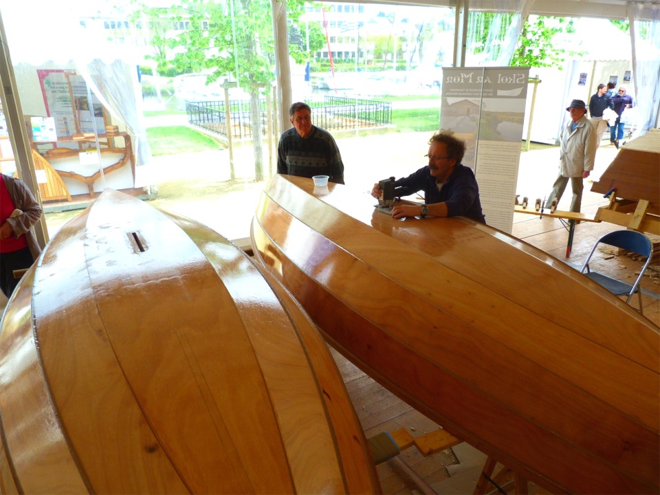 Puis nous "finissons' l'ouverture à la défonceuse. Celle-ci est équipée d'une fraise droite à guide : le guide prend appui sur la paroi interne du puits et reproduit le tracé (donc la découpe) à l'ouverture à travers la sole. Nous savonnons aussi la semelle de la défonceuse car l'époxy colle toujours. Damned ! 