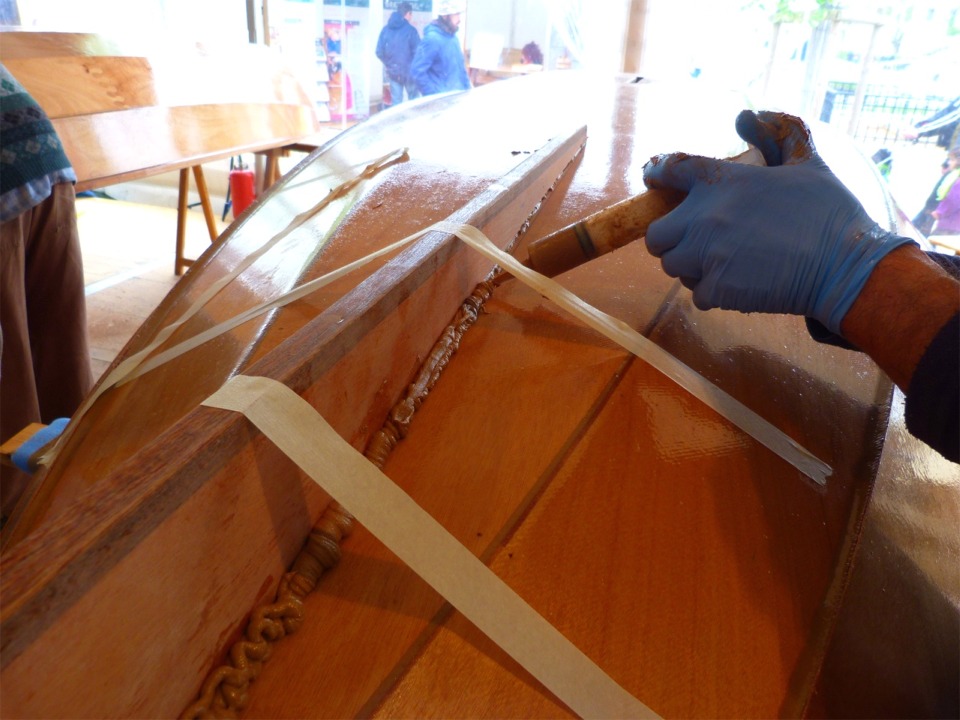 Nous déposons un bon gros filet d'époxy chargée de part et d'autre de l'aileron. 