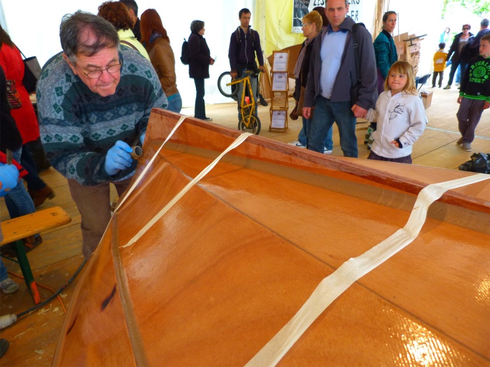 Christian fait un ajustement de lissage sur la "corne" de l'airon qui remonte sur l'étambot. 