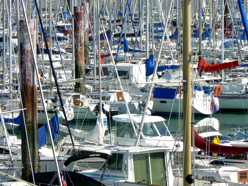 En effet, les marinas fran&ccedil;aises commencent toutes &agrave; ressembler &agrave; ceci : il est temps de renouveller notre approche de la navigation de plaisance ! En rempla&ccedil;ant une partie de tout cela par des petits bateaux l&eacute;gers qui sont si faciles &agrave; transporter qu'on les range dans son jardin entre deux sorties. 