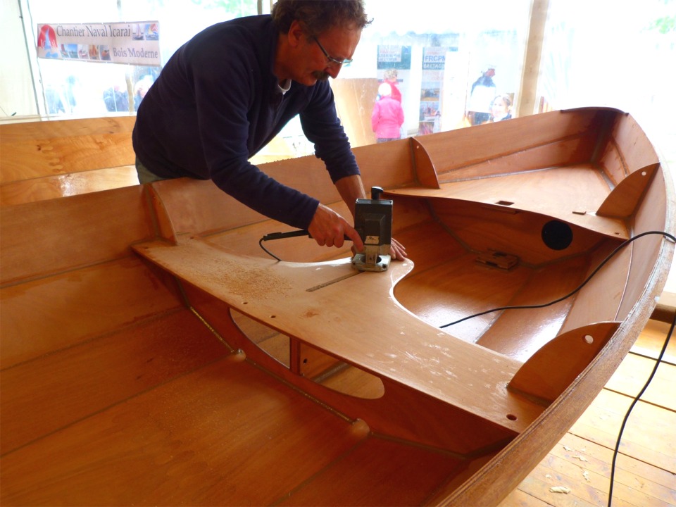 Nous remettons ensuite les coques à l'endroit en prenant garde de bien avancer le tréteau arrière afin de ne pas déranger le collage de l'aileron, et nous attaquons l'ouverture supérieure du puits de dérive à travers le siège central. Cette ouverture se pratique de la même façon que celle du bas à travers la sole : perçage, sciage, défonceuse droite puis quart de rond... 