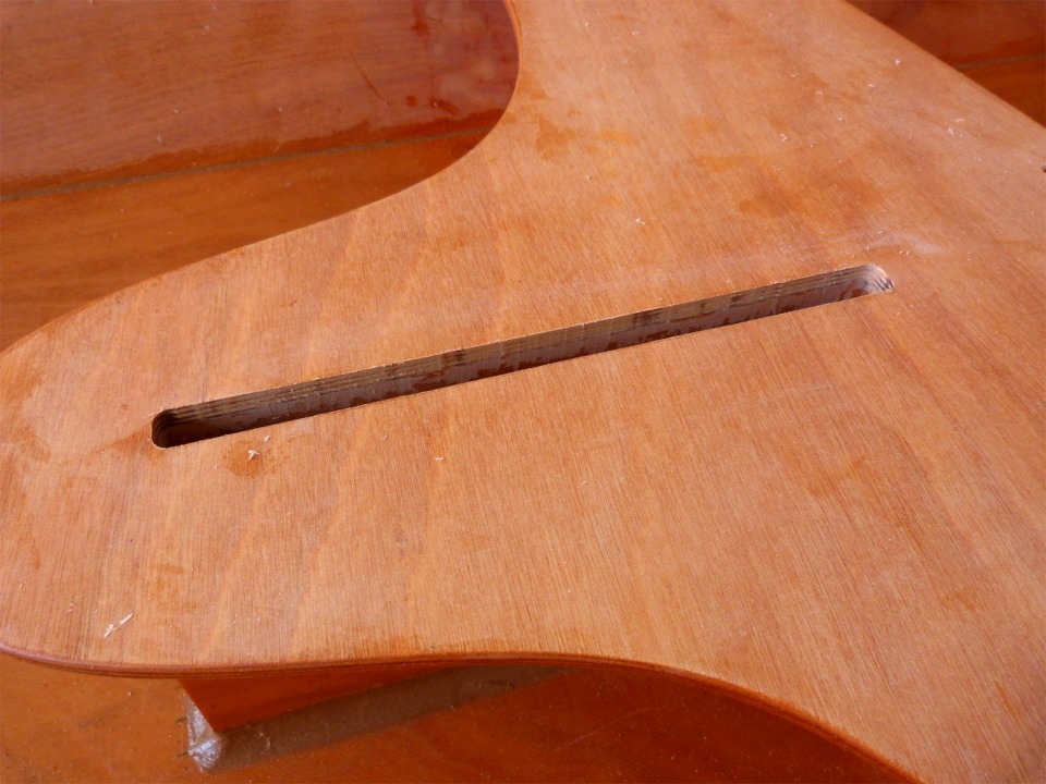 Voici l'ouverture après le passage de la défonceuse équipée de la fraise droite à guide. On voit que la découpe à travers le siège central reproduit le contour de la paroi intérieure du puits de dérive. 