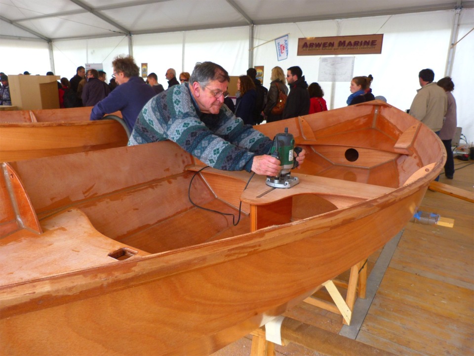 Christian dans ses oeuvres avec la défonceuse équipée de la fraise en quart de rond guidée. 