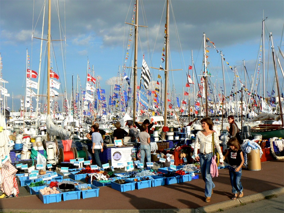 Vue du stand des mes voisins de la corderie Gauthier, et du bassin où sont présentés les bateaux à flot, dans le soleil de fin de journée. 