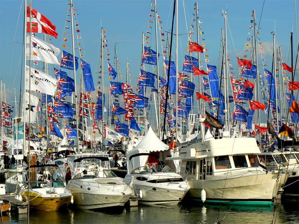 Une partie des bateaux exposés à flot. Le marché de la plaisance en France croît encore actuellement de 7% par an, surtout sur le créneau des grosses unités, malgré un léger flechissement récent. L'industrie de la plaisance française exporte 66% de sa production.