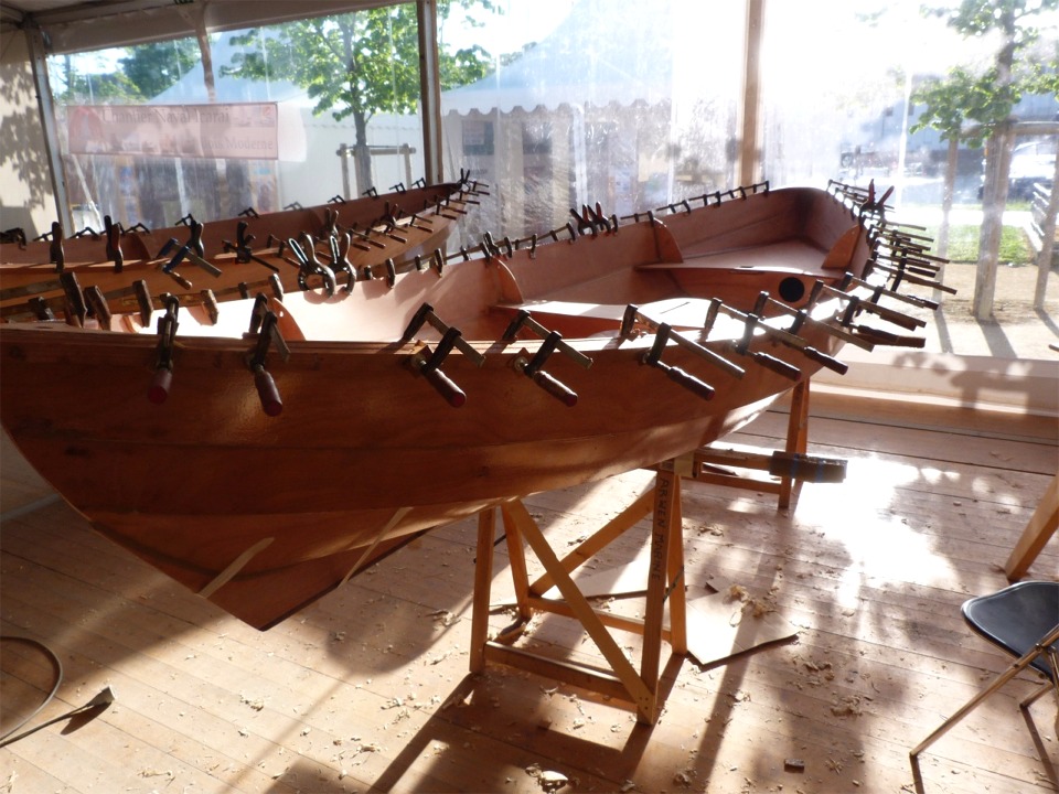 Avec le collage du second pli des listons, nous avons terminé la construction des Skerry. Et ça tombe assez bien car nous allons les lancer ce soir ! 