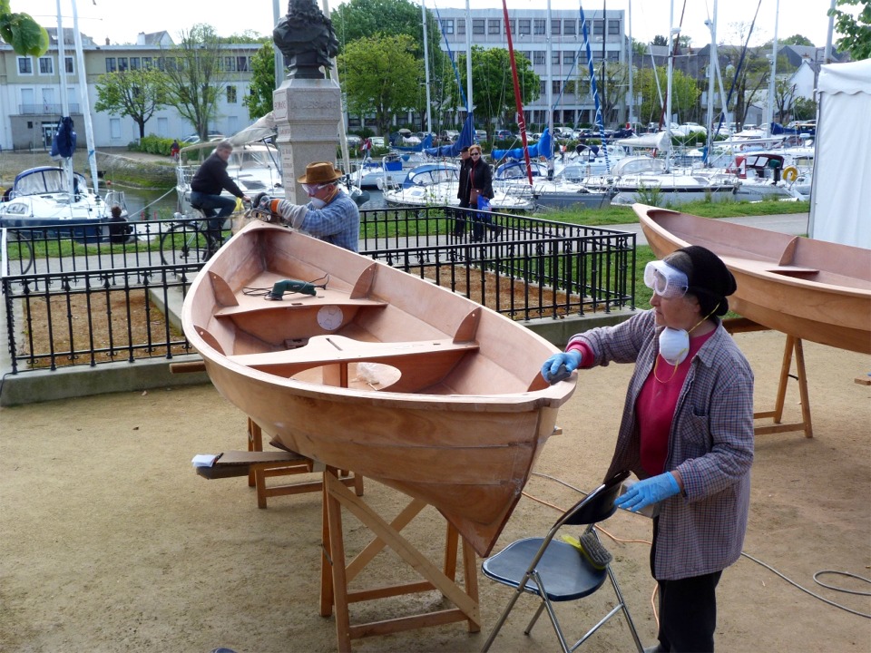 Il ne nous reste plus qu'à "finir" les listons, c'est dire éliminer les excédents de colle, araser les deux baguettes des listons et le haut du carreau, et arrondir un peu les arêtes vives. 