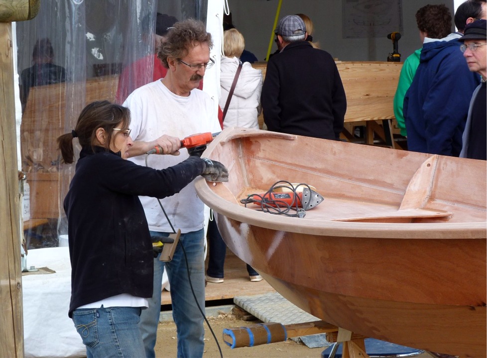 L'arête sur l'intérieur est simplement "cassée" à la cale à poncer. 