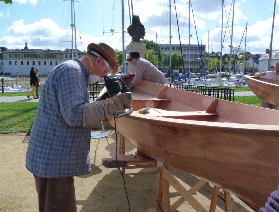 L'arête extérieure haute est arrondie à la défonceuse équipée de la fraise en quart de rond. 
