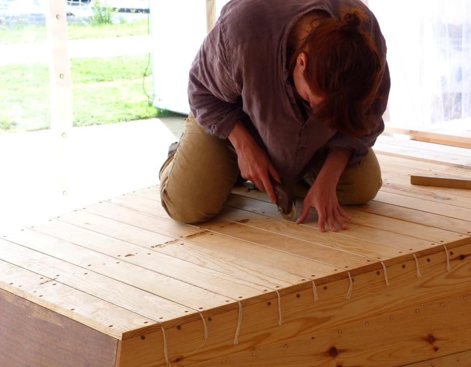 Mais la construction traditionnelle impose un travail long et complexe comme le calfatage des joints de la sole, visible ici. 