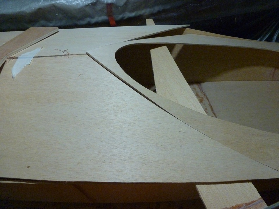 Gros plan sur l'assemblage du pont sur l'avant du cockpit. Comme la coque, le pont est fait de trois panneaux, avec un prisme &agrave; l'avant, un d&eacute;crochement sur l'avant du cockpit, et l'arri&egrave;re plat. 