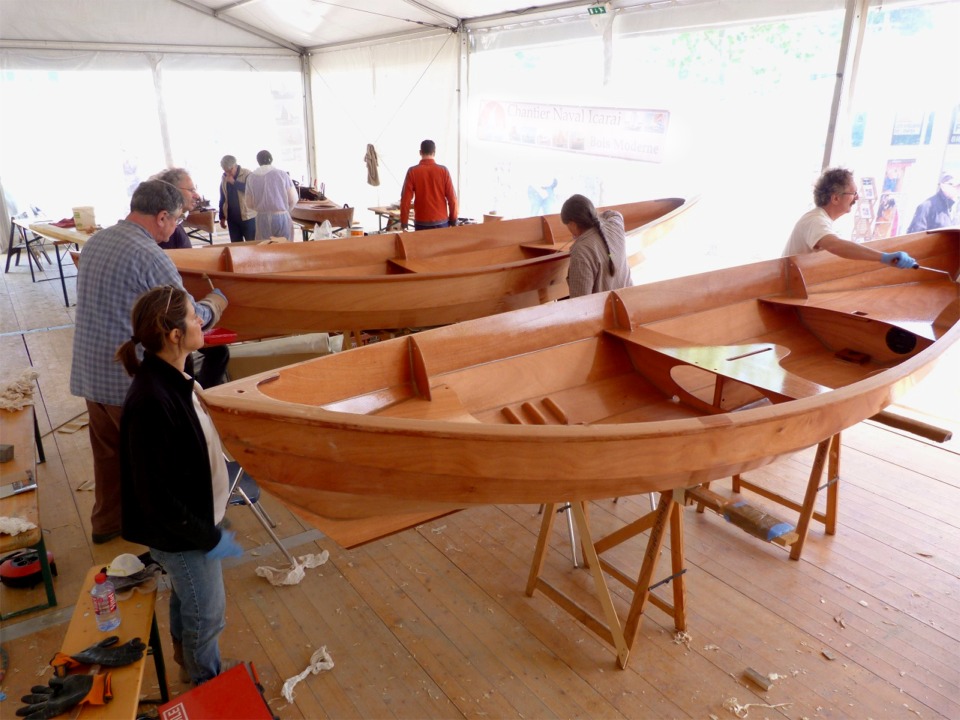 Couche finale d'époxy claire sur les Skerry en toute fin de matinée. Nous laisserons tourner les chauffages afin de hâter le durcissement de l'époxy, sans quoi les bateaux ne seront guère utilisables tout à l'heure... 