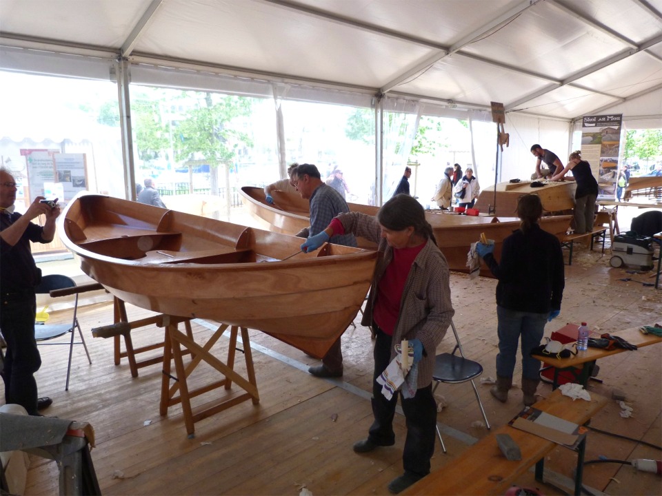 Retour sur les bateaux en fin d'après-midi pour le montage des supports de dames de nage et les ultimes préparatifs avant le lancement. 