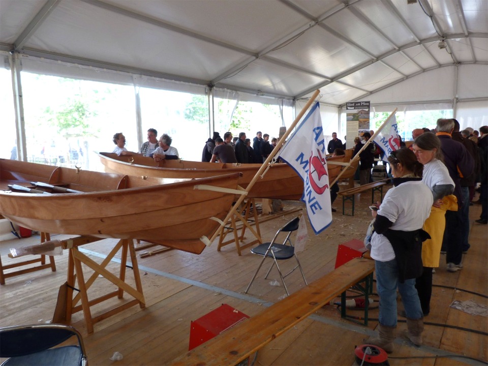 Quelques bouts de bande adhésive pour fixer nos fiers mâts de pavillon, des sacs en plastique sur les sièges pour éviter de rester collés, et ça y est, nous sommes prêts ! 