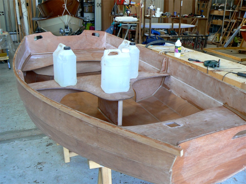 J'ai repris la construction de la Prame d'Eastport commenc&eacute;e &agrave; Brest 2008 : collage du banc et des si&egrave;ges. 