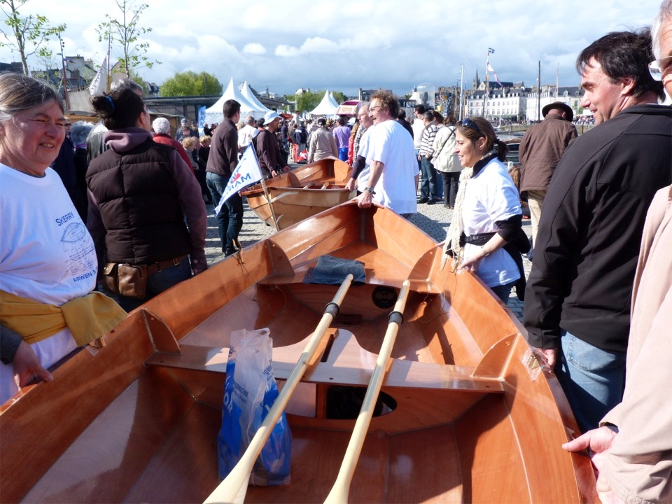 A 18h, le cortège, ouvert par la fanfare, se met en route vers le fond du port de Vannes pour procéder au lancement.