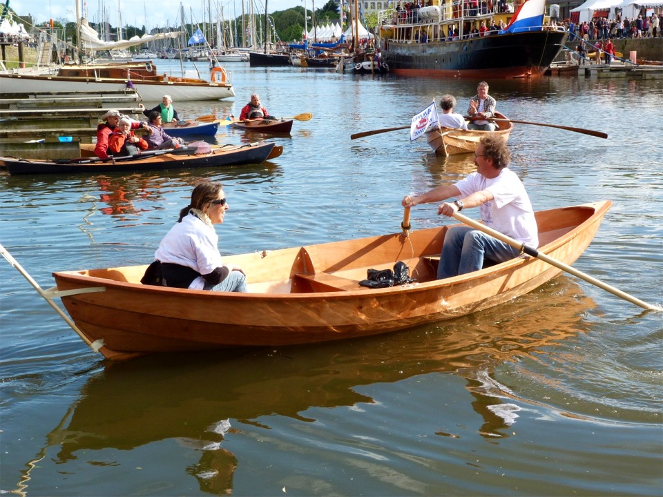 Un groupe de kayakistes est venu tenir compagnie aux nouveaux bateaux lancés ce jour. Outre les deux Skerry, il y a deux kayaks Leo et trois bateaux en carton. 
