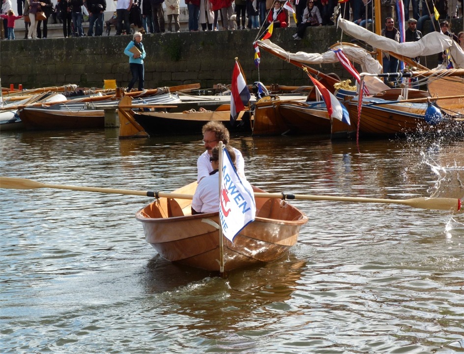 Un groupe de petits bateaux de plaisance classiques venus de Hollade fait un arrière-plan coloré. 