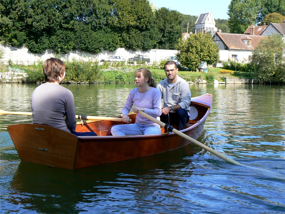 Alice, Susan et Matthieu se sont courageusement portés volontaires pour tester les qualités du Jimmy Skiff à l'aviron. 