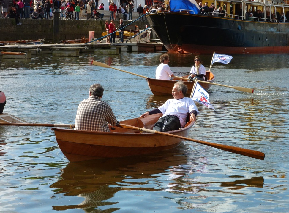 Yves approuve le confort du siège arrière, adossé à la guirlande. 