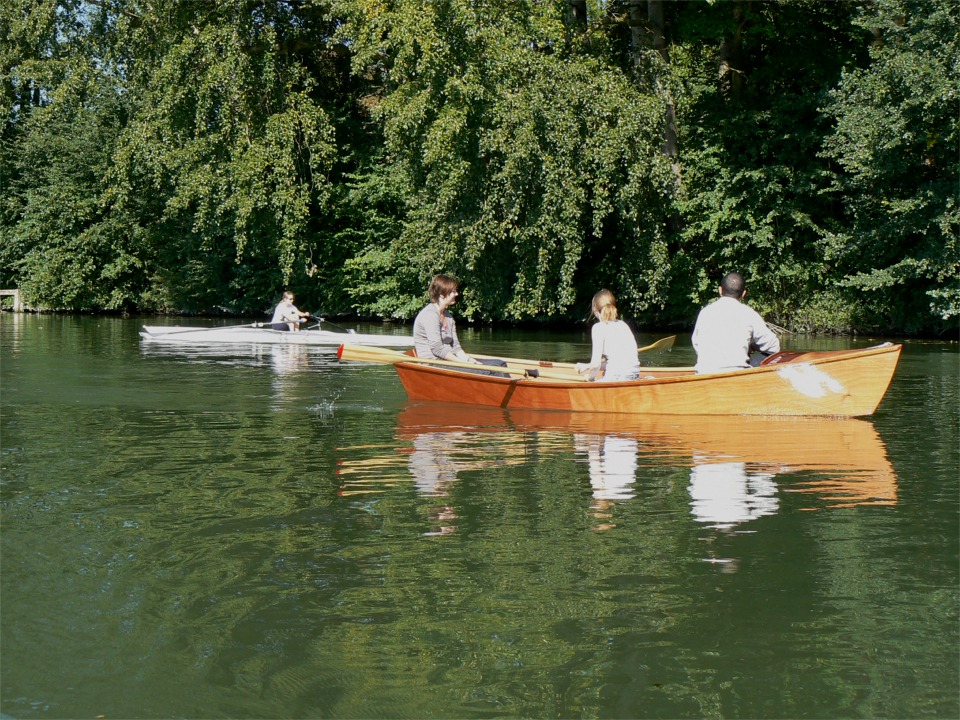 Nous avons mis les bateaux à l'eau à Choisy-au-Bac et remontons l'Aisne vers la prochaine écluse. Nous croisons les bateaux d'entrainement de l'Aviron Compiègnois un peu décontenancés de voir du bois sur l'eau.... 