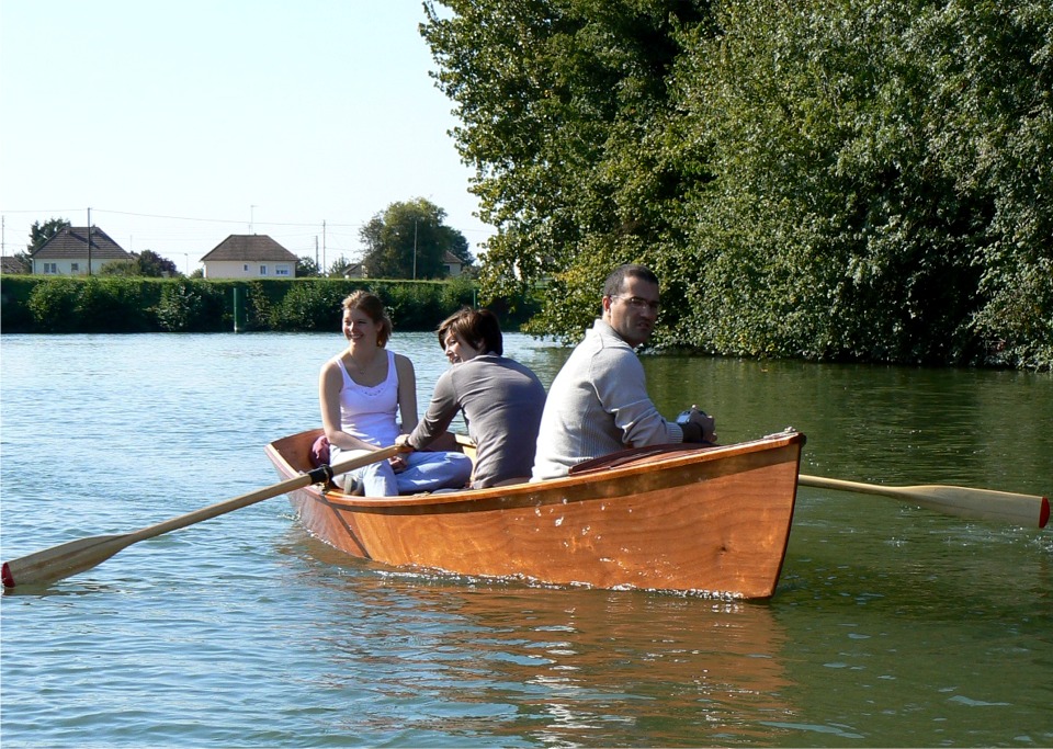 Après Susan, c'est Alice qui se met au "bois mort". Trois adultes à bord sont bien loin de surcharger le Jimmy Skiff. Le brion affleure à peine l'eau... 