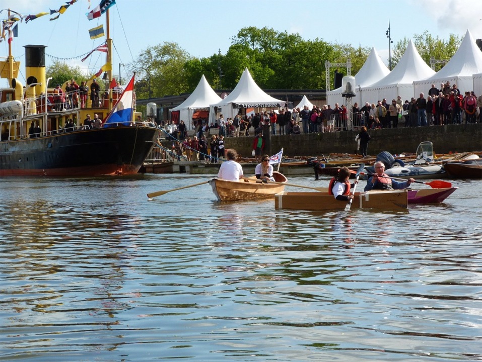 Paul Robert, à bord de son kayak en carton, rejoint Vincent. Paul a pris le relais de Bernard Ficatier, grand initiateur de "Je construis mon bateau" et du concours de bateaux en carton, mais alité depuis plusieurs mois suite à un gros pépin de santé. Nous pensons bien à toi Bernard, et espérons te revoir bientôt bon pied bon oeil ! 