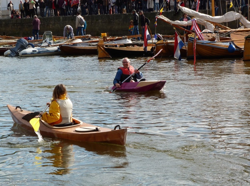 Paul croise l'un des deux kayaks Leo construits cette semaine. Contrairement à ceux d'Arwen Marine, ces kayaks sont déclarés 100% français et adaptés au conditions de navigation françaises (?) 