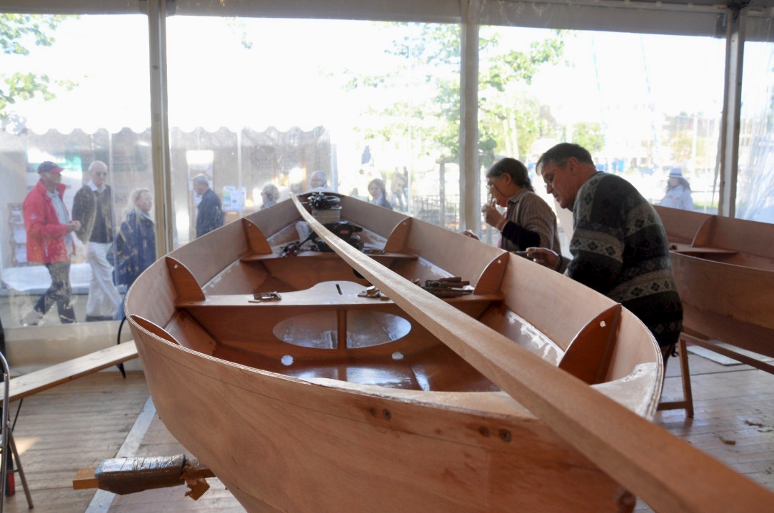 Nous allons coller le premier pli des listons : les deux baguettes sont posées sur la coque et prêtes à l'usage. On voit clairement sur la coque au premier plan le trait au-dessus duquel nous allons encoller le carreau. Notez l'amorce de découpe que nous avons faite dans le siège central avant de le coller, cela facilite grandement la découpe finale. 