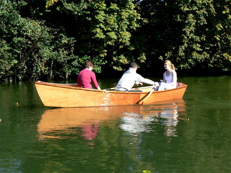 Et c'est au tour de Matthieu de ramer. L'agencement des bancs donne suffisamment de place &agrave; chacun pour profiter de la balade. 