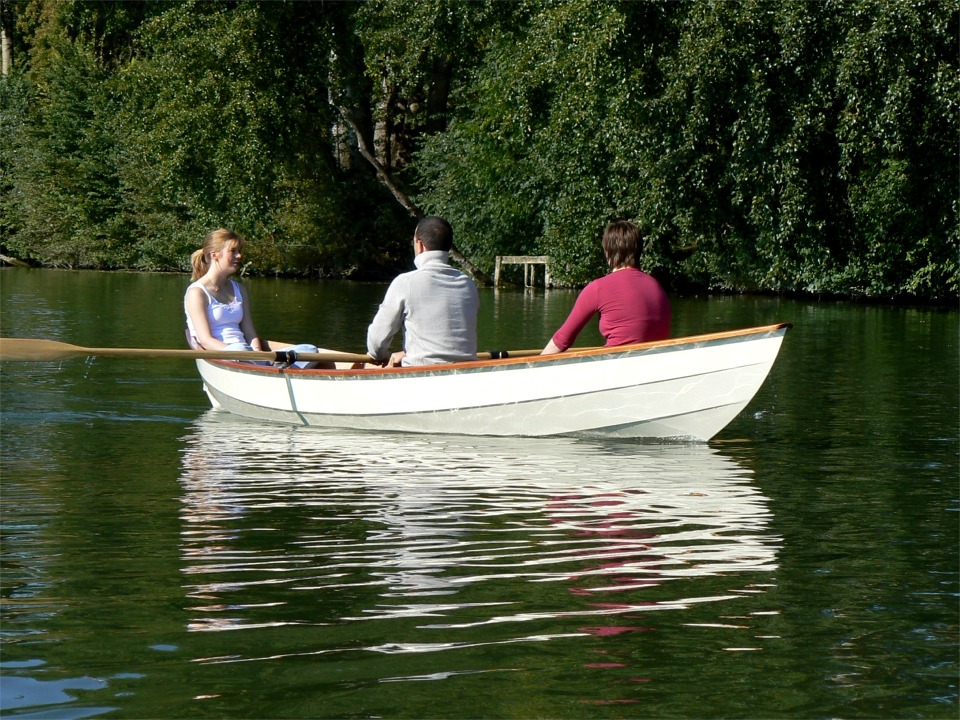 Sa coque fine glisse sur l'eau sans effort. 