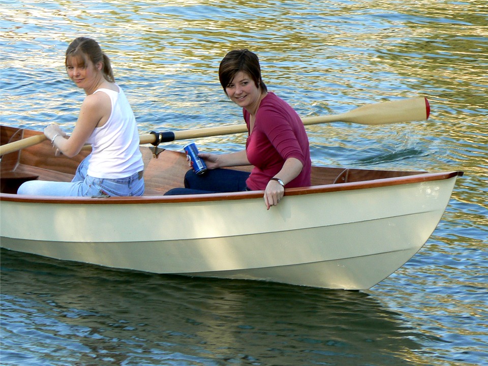 Nos essayeuses rallient la rive apr&egrave;s avoir v&eacute;rifi&eacute; que ces deux petits bateaux sont tr&egrave;s &agrave; l'aise &agrave; l'aviron ! 