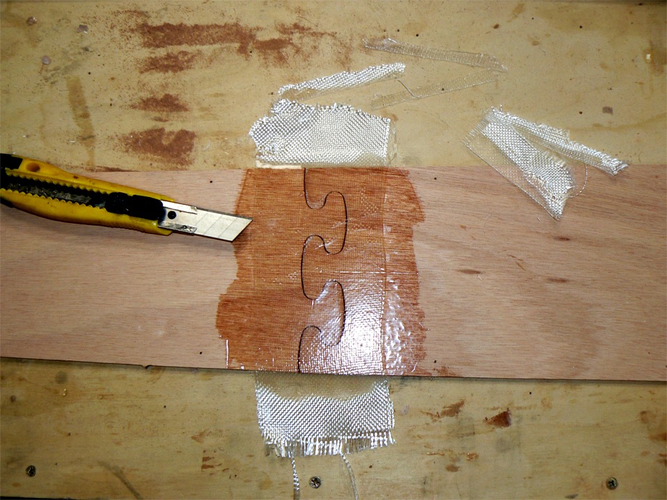 L'&eacute;poxy a pris, je d&eacute;coupe l'exc&eacute;dent au cutter. 