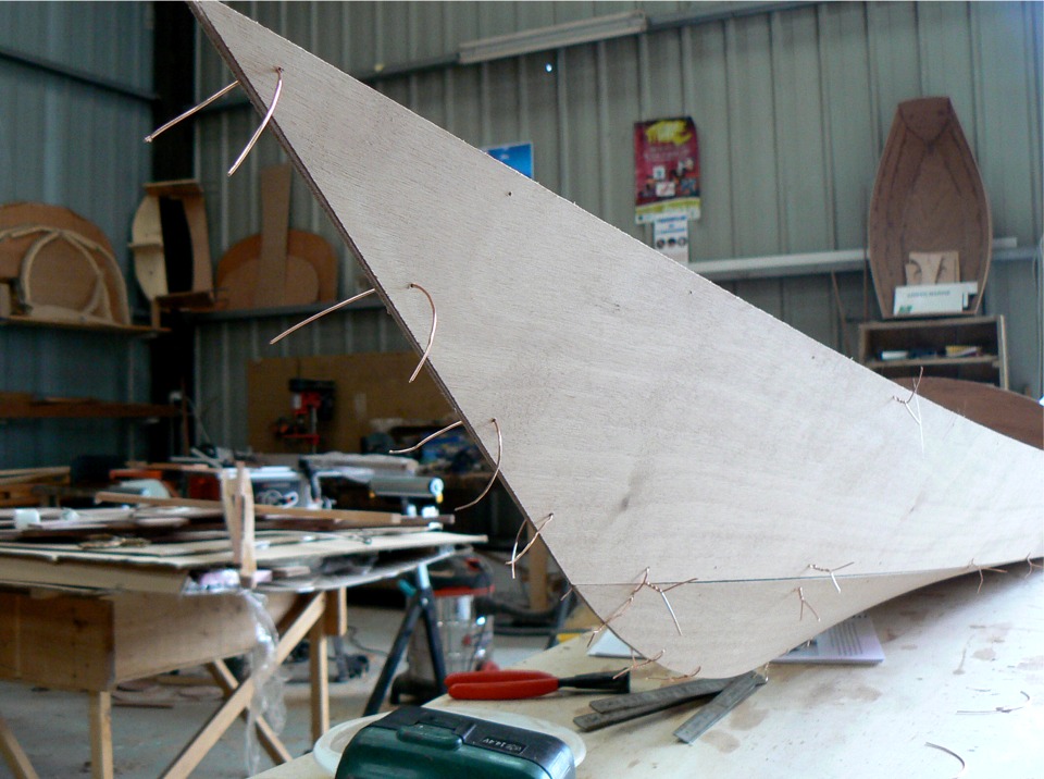 Sutures de l'&eacute;trave. Les liens de fil de cuivre sont pass&eacute;s dans les trous (qui sont d&eacute;j&agrave; perc&eacute;s dans le kit) ... 