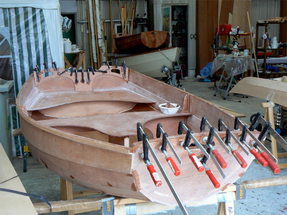 Collage des renforts de marotte et de tableau arri&egrave;re de la Prame. 