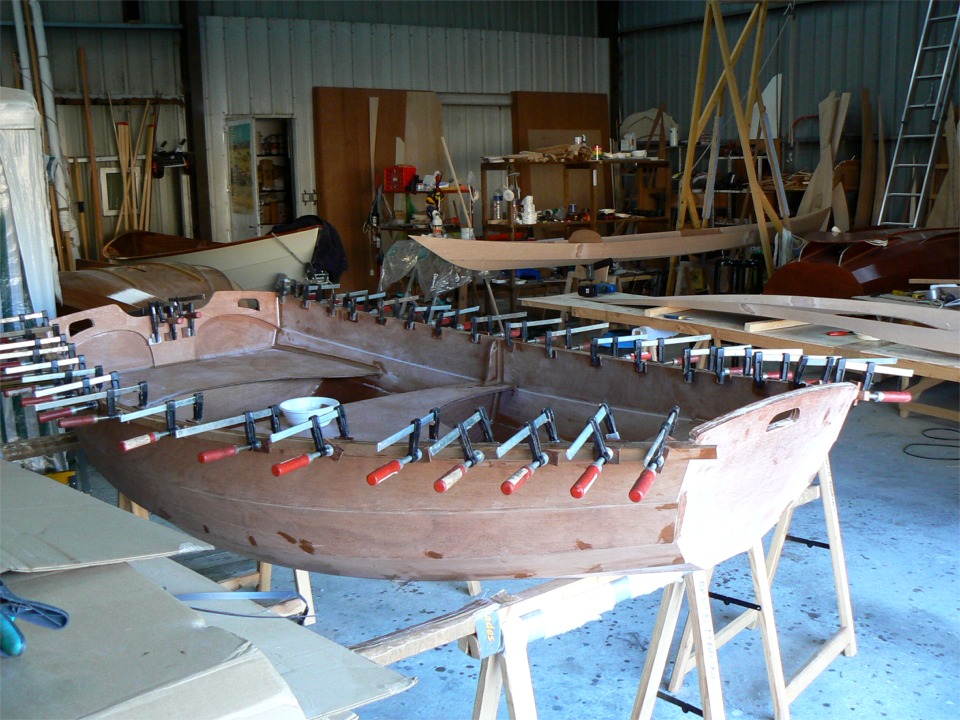 Suite de la construction de la Prame d'Eastport La semaine derni&egrave;re, j'avais coll&eacute; le banc, les si&egrave;ges et les renforts de marotte et de tableau. Maintenant c'est le tour du second pli des listons. 