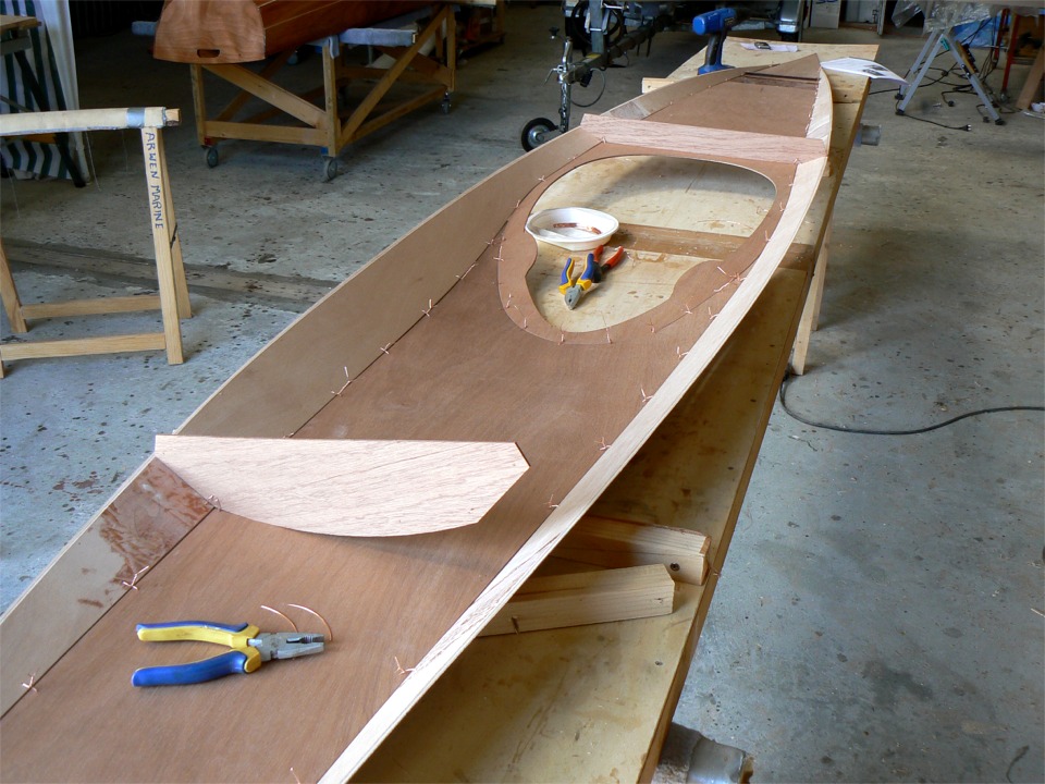 Suite aussi de la construction du Shearwater 16. La semaine dernière, j'avais monté et suturé la coque, maintenant c'est le tour du pontage, ici à l'envers. Je suis en train de courber le pontage avant pour lui faire prendre son bouge.
