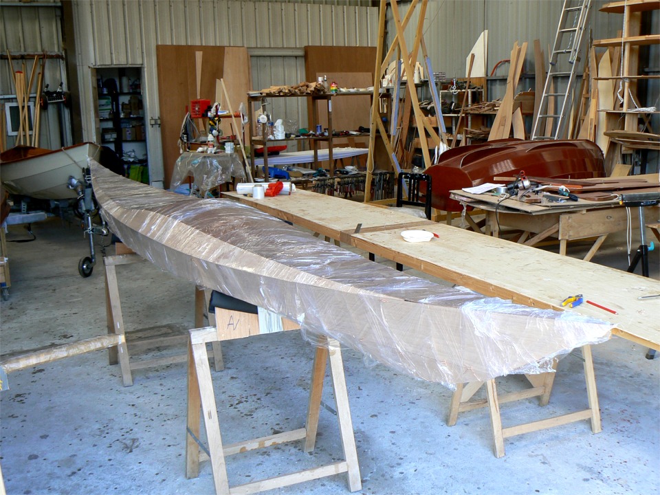 Plut&ocirc;t que de suturer le pontage sur la coque, je les tiens ensemble gr&acirc;ce &agrave; du film &eacute;tirable, infiniment plus rapide &agrave; mettre en place que les sutures en fil de cuivre qu'il faudrait passer par la fente du livet. N'&eacute;tant pas M. Houdini, je pr&eacute;f&egrave;re le film... A ce stade, il n'y a encore aucune &eacute;poxy sur la coque, sauf sur les joints-puzzle. 