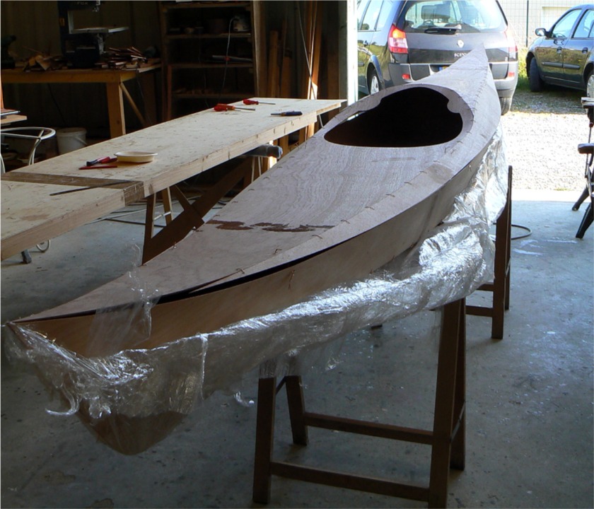 Apr&egrave;s avoir v&eacute;rifi&eacute; la bonne superposition tout le long du livet, je coupe le film pour s&eacute;parer de nouveau le pontage de la coque. Cette image me fait penser au passage de la chrysalide au papillon, mais l&agrave; j'anticipe ! 