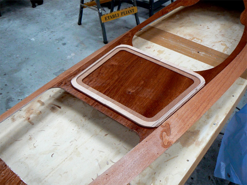 Voici la structure de support de la trappe arri&egrave;re pr&ecirc;te &agrave; &ecirc;tre coll&eacute;e apr&egrave;s ajustage (il faut biseauter les cot&eacute;s avant de mettre la cale et le rebord en place. 