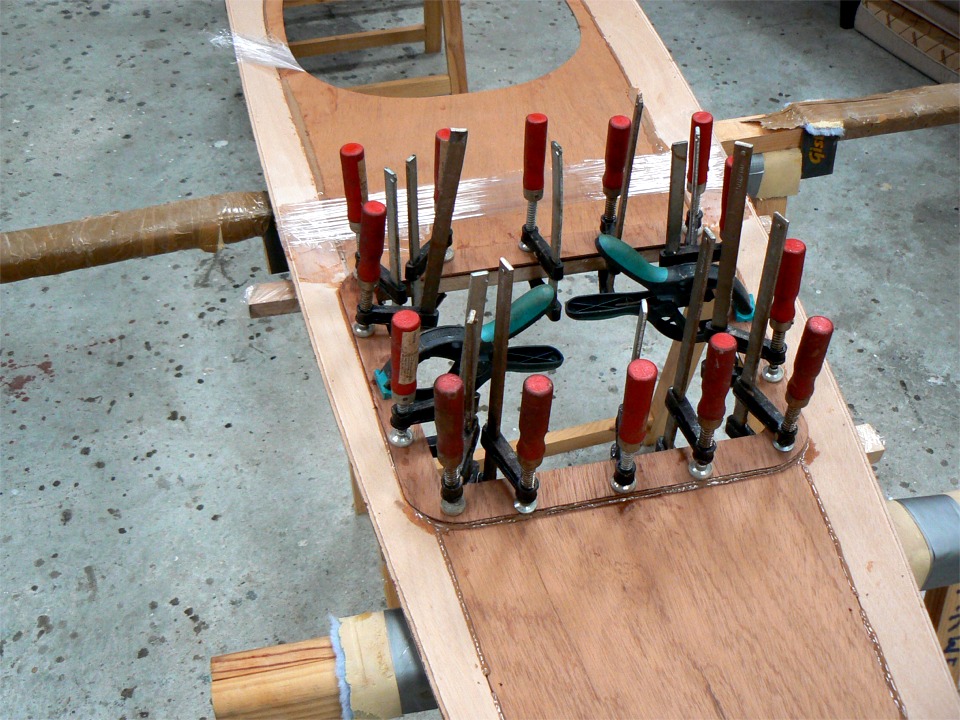 Et la voici coll&eacute;e. J'ai du bien v&eacute;rifier le calage du pontage pour &eacute;viter qu'il se d&eacute;forme sous le poids de toutes ces presses. 