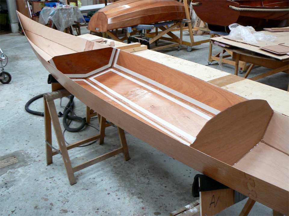 Le cockpit est pr&ecirc;t pour recevoir ses joints d&eacute;finitifs. La bande adh&eacute;sive permet de faire un travail propre &agrave; coup s&ucirc;r car ces joints resteront visibles au fond du cockpit. 