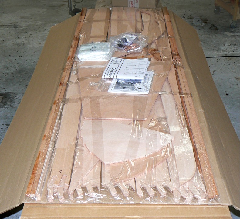 Ouverture du kit du Wherry d'Annapolis, que je vais bientôt construire pour un client rennais. Les joints en écart (scarfs) des bordés ont été remplacés par des joints digitaux. 