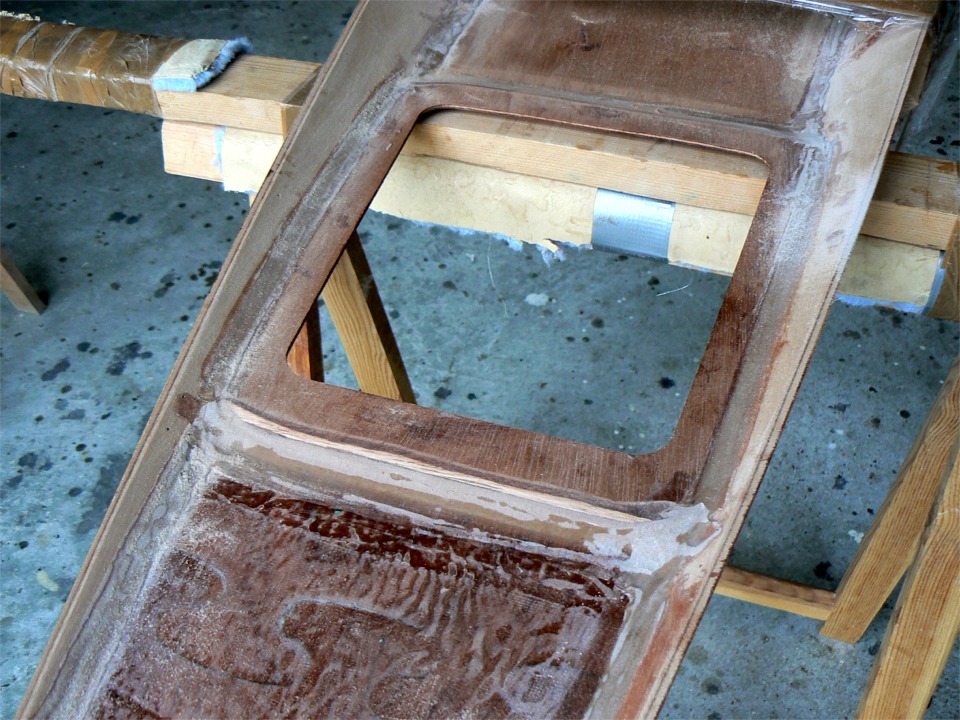 En prélude à la stratification de la face intérieure du pontage, j'ai arrondi les angles de la structure de support des trappes. 