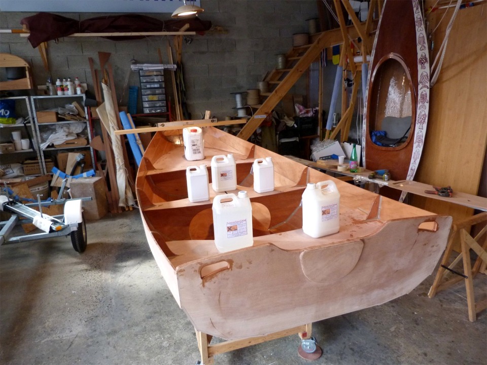 Le puits de d&eacute;rive et le pied de m&acirc;t sont viss&eacute;s &agrave; travers la sole avant leur collage, et un joint-cong&eacute; de grand rayon est fait au pied du puits de d&eacute;rive. Lorsque tous les joints-cong&eacute;s verticaux sont faits, nous encollons les chants horizontaux des cloisons et du puits de d&eacute;rive et posons les si&egrave;ges en place. Les bidons exercent le peu de pression n&eacute;cessaire &agrave; leur tenue. Nous faisons ensuite des joints-cong&eacute;s le long de tous les points de contacts des si&egrave;ges avec les bord&eacute;s. 