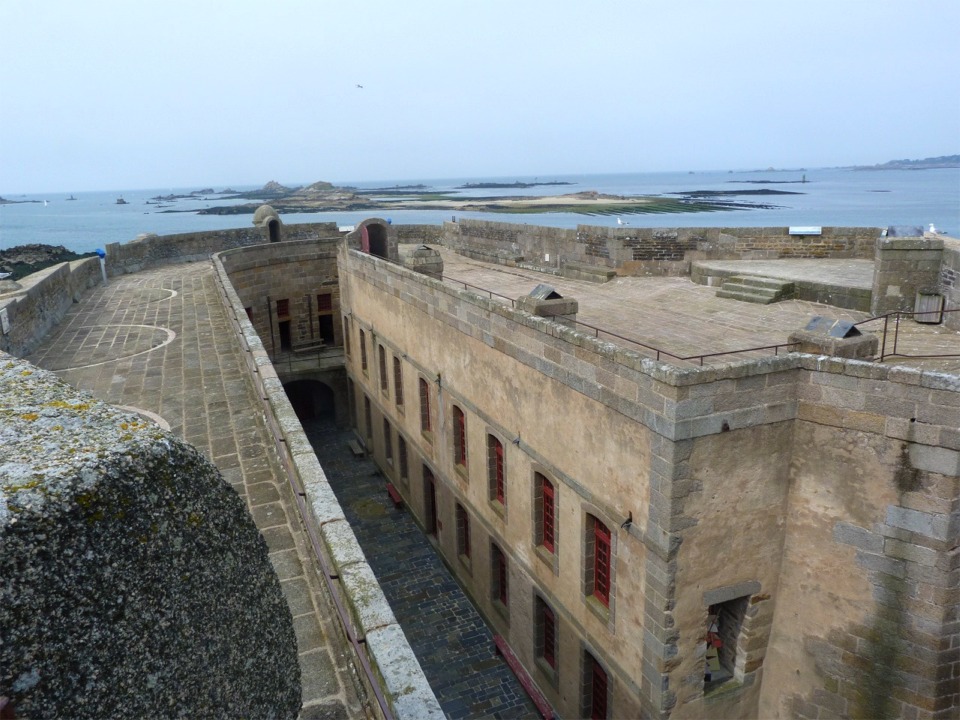 Vue du donjon du château du Taureau vers l'Ile de Sable : très belle restauration du château, et nous avions droit à la visite gratuite pendant "Terre et Mer" ! 